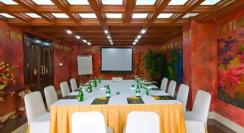 Amos Cozy Hotel Melawai Jakarta Exterior foto